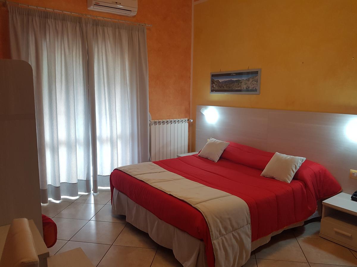 Il Laghetto Bed & Breakfast กาสโตรวิลลารี ภายนอก รูปภาพ