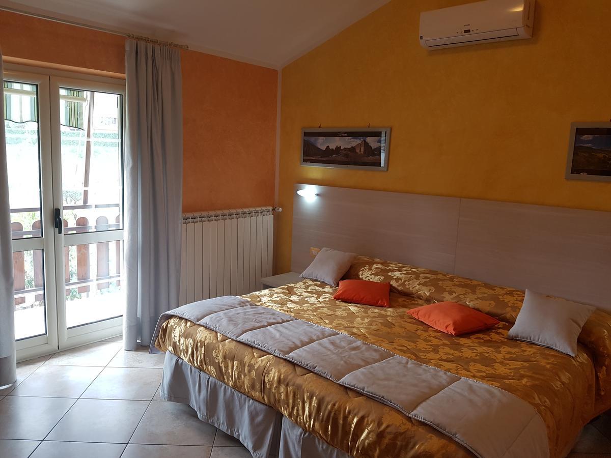 Il Laghetto Bed & Breakfast กาสโตรวิลลารี ภายนอก รูปภาพ